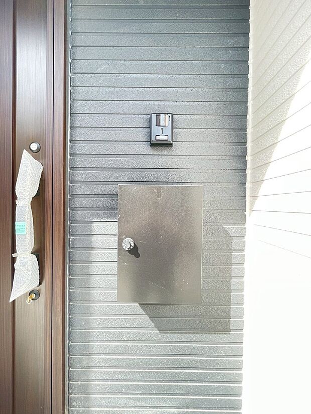 【その他現地】シンプルデザインのポスト。