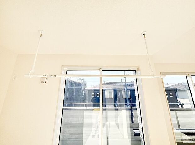 【その他設備(室内物干しポール)】室内物干しポール。梅雨や花粉の時期に大活躍します。  