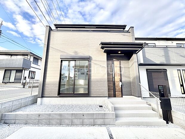 【現地外観写真】洗練された外観、上質な住空間が広がる室内は永く安心して過ごせる住居です。