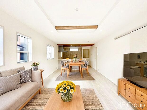 【リビング】お洒落で開放感がプラスされる折上天井があるリビング　※家具はCGです