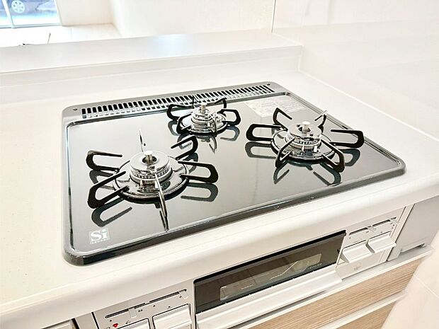 【その他設備(Ｓｉセンサーコンロ)】ガスコンロはＳｉセンサー搭載。火力調節や焦げ付き・消し忘れも防いでくれます。