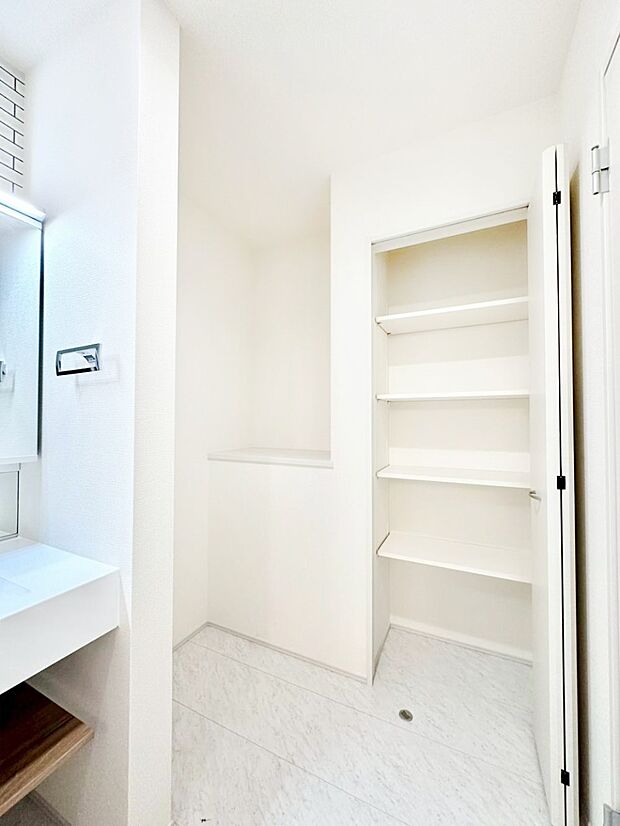 【その他設備(洗面室収納)】散らかりがちなランドリースペースもスッキリ整頓！広々使えて快適ですね