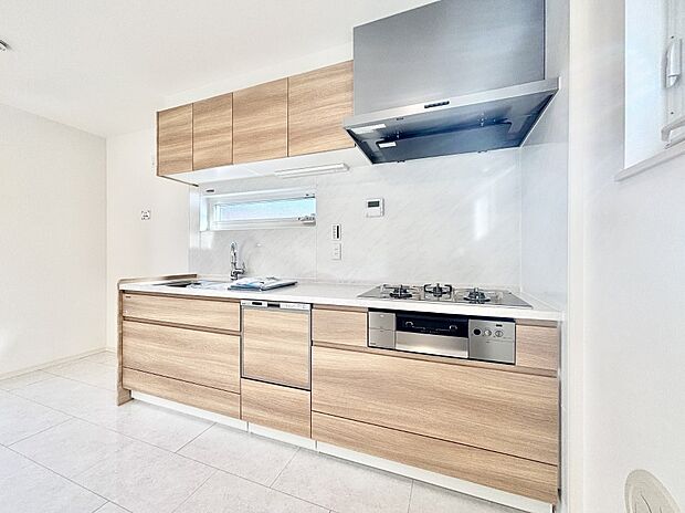 【ダイニングキッチン】料理をしながらでもご家族との会話を楽しめる対面キッチン