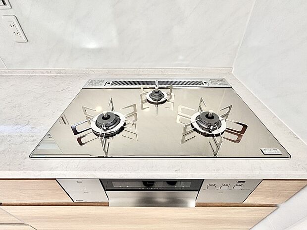 【その他設備(三ツ口コンロ)】三口ガスコンロでお料理が一気にはかどりそう