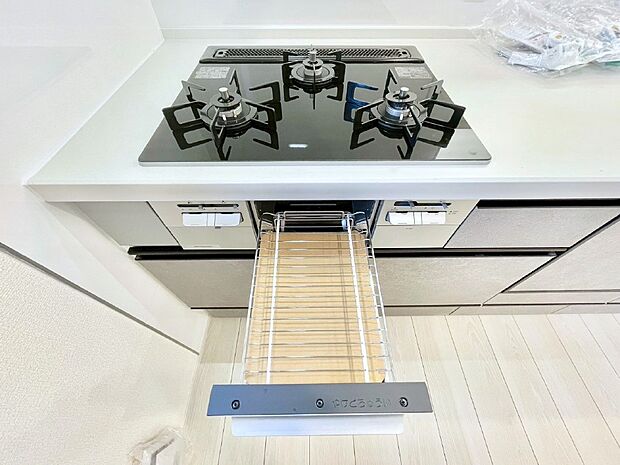 【その他設備(Siセンサーコンロ)】ガスコンロはSiセンサー搭載。火力調節や焦げ付き・消し忘れも防いでくれます。