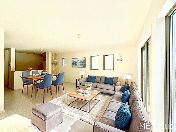 【リビング】ご家族の賑やかな話し声で包まれる明るいリビング  ※家具はCGです