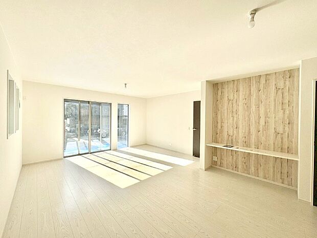 【ダイニング】大きな窓からたっぷりの陽光と風を感じられるリビング  