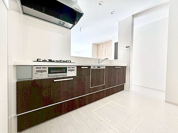 【ダイニングキッチン】料理をしながらでもご家族との会話を楽しめる対面キッチン