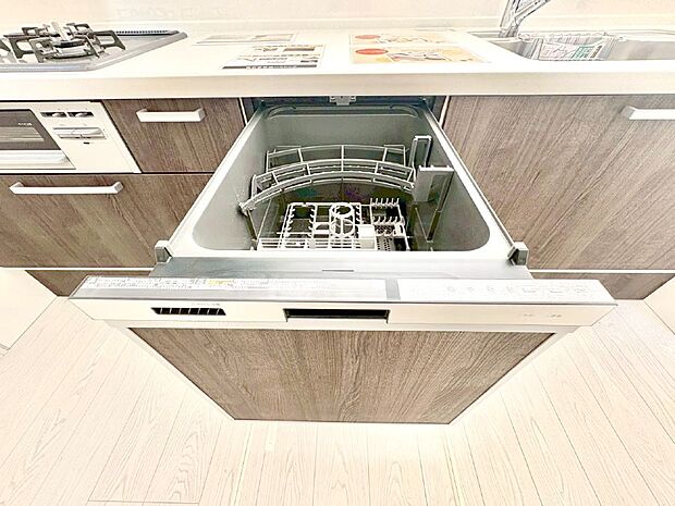 【その他設備(食洗機)】面倒なお片づけは食洗機にお任せ！家事の負担が減って、時間にも気持ちにもゆとりができます。