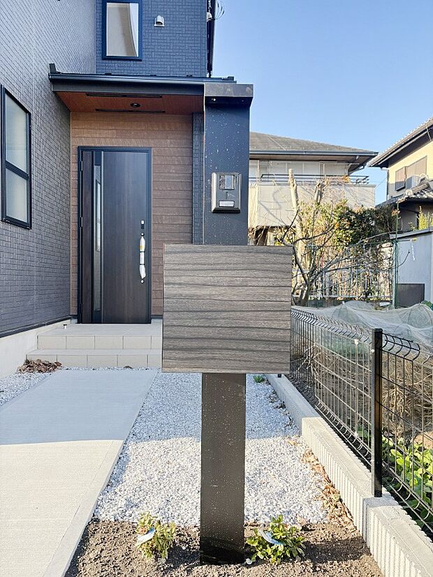 【その他現地】表札・インターホン・ポストをひとつに集約。エントランスになじむシンプルデザイン。