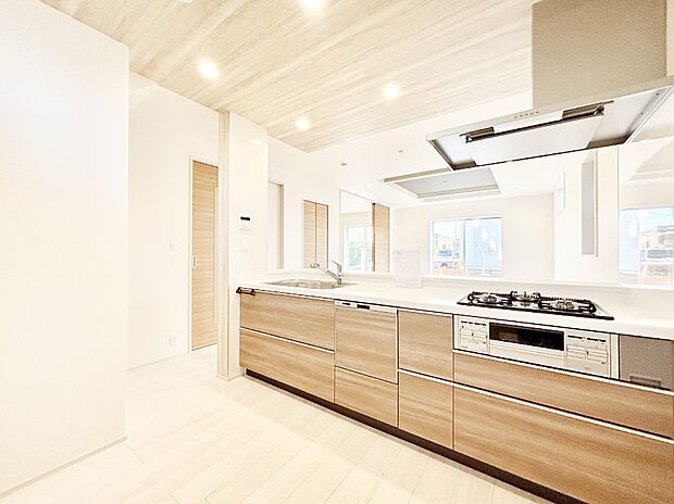 【ダイニングキッチン】ご家族の会話弾む対面キッチン。お料理中のパパママもご家族と過ごす時間が増えそう！