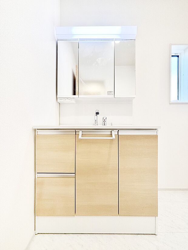 【洗面台・洗面所】三面鏡キャビネット・シャワー付き洗面化粧台で忙しい朝の身支度もスムーズに！