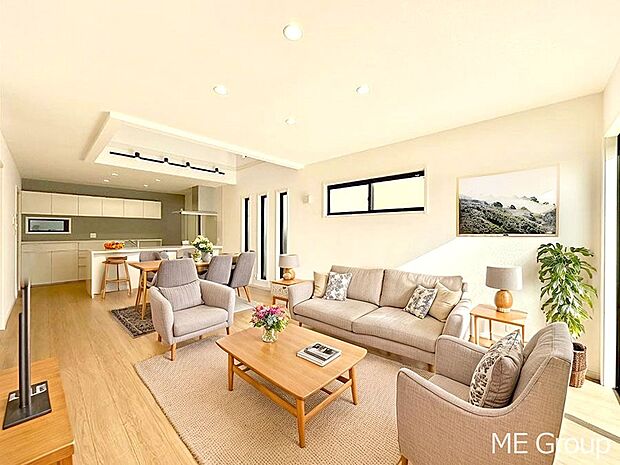 【リビング】ご家族の賑やかな話し声で包まれる明るいリビング  ※家具はCGです