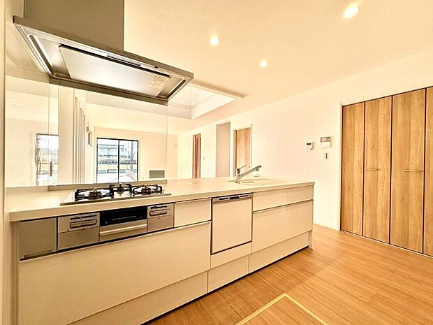 【ダイニングキッチン】料理をしながらでもご家族との会話を楽しめる対面キッチン