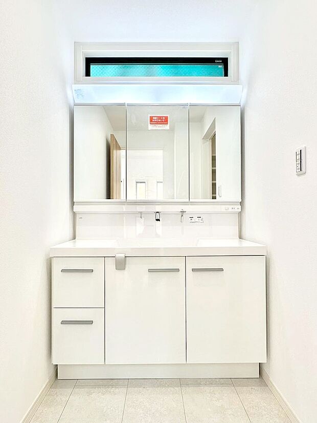 【洗面台・洗面所】大きく見やすい三面鏡で清潔感ある洗面台は、身だしなみチェックや肌のお手入れにおすすめです。
