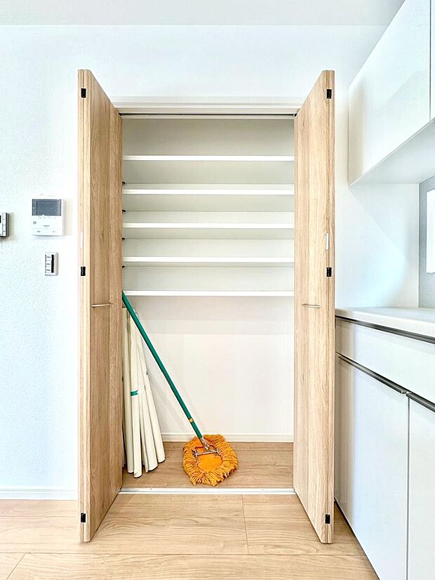 【その他設備(キッチン横収納)】キッチン横収納！食材のストックはもちろん、日用品の収納など使い方はいろいろ！  