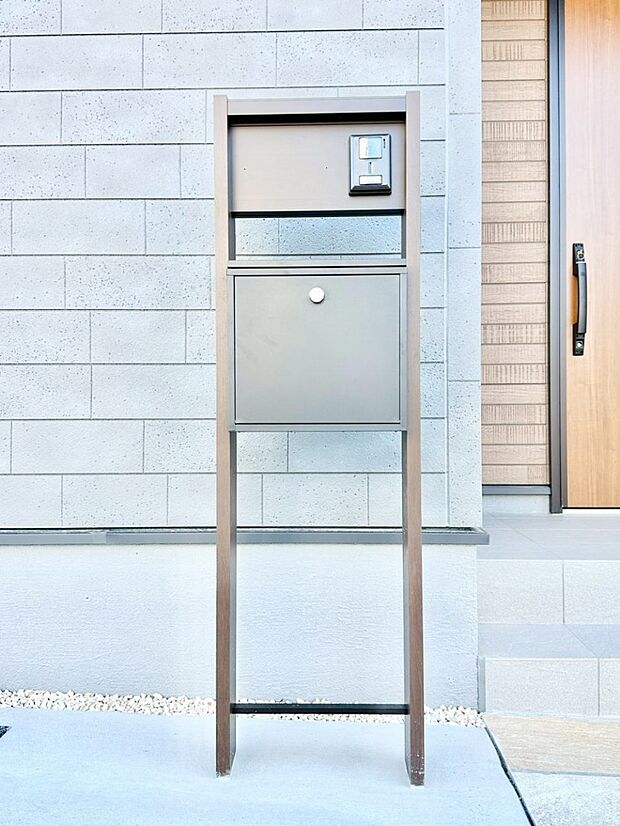 【その他現地】シンプルデザインのポスト。