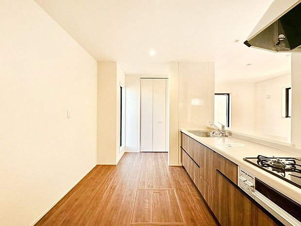 【ダイニングキッチン】リビングで遊ぶお子様を見守りながらお料理ができる対面キッチン。