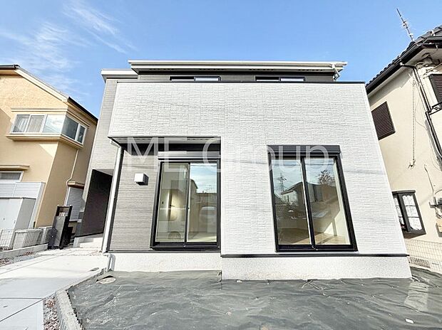 【現地外観写真】暮らしやすさと居心地の良さにこだわったシンプルで飽きのこないデザイン !