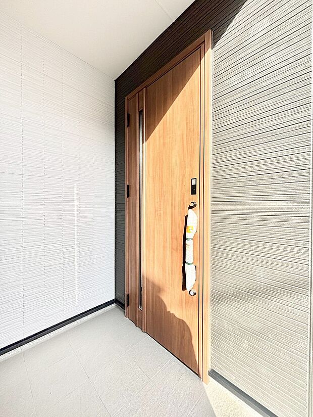 【玄関】大切な家族、来客を出迎える玄関。