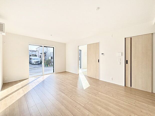 【リビングダイニング】家族団らんの時間も増えそうなくつろぎのリビングダイニング。