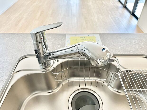 【その他設備(浄水器)】いつでも清潔なおいしいお水を。一つの水栓で水道水と浄水を使い分け。