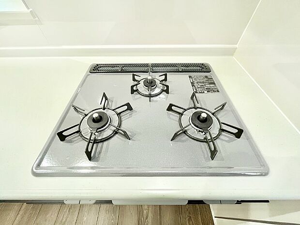 【その他設備(Siセンサーコンロ)】ガスコンロはSiセンサー搭載。火力調節や焦げ付き・消し忘れも防いでくれます。