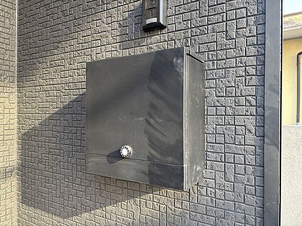 【その他現地】シンプルデザインのポスト。