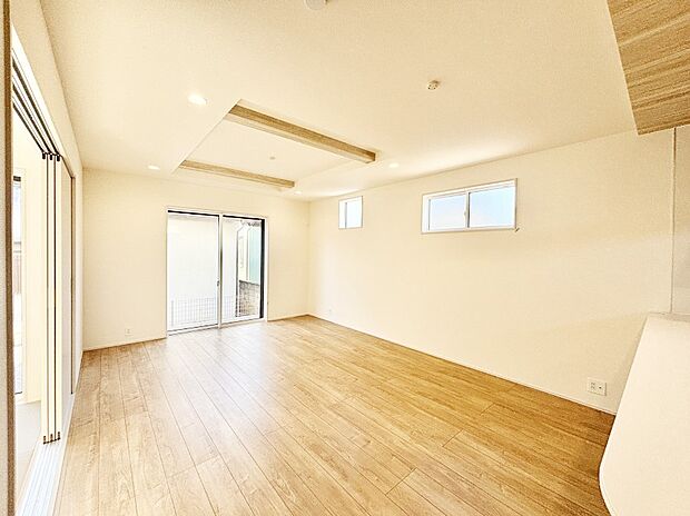 【リビングダイニング】大きな窓からたっぷりの陽光と風を感じられるリビング