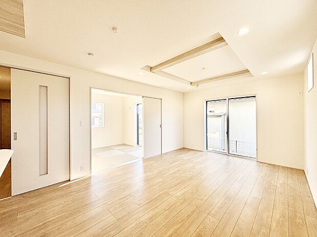 【ダイニング】隣接の和室を開放すればさらに広々空間に