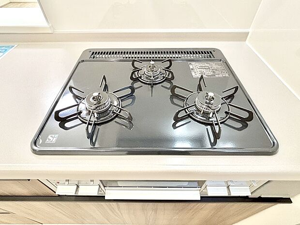 【その他設備(Siセンサーコンロ)】ガスコンロはSiセンサー搭載。火力調節や焦げ付き・消し忘れも防いでくれます。