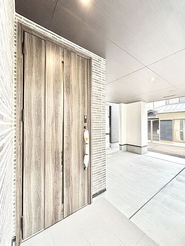 【玄関】大切な家族、来客を出迎える玄関。