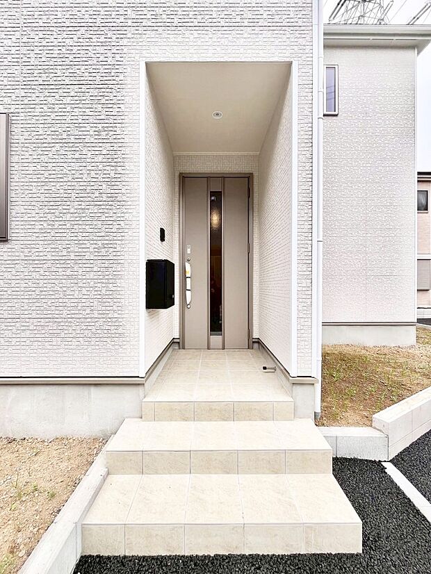 【玄関】玄関前は雨が降っても濡れにくい屋根付き