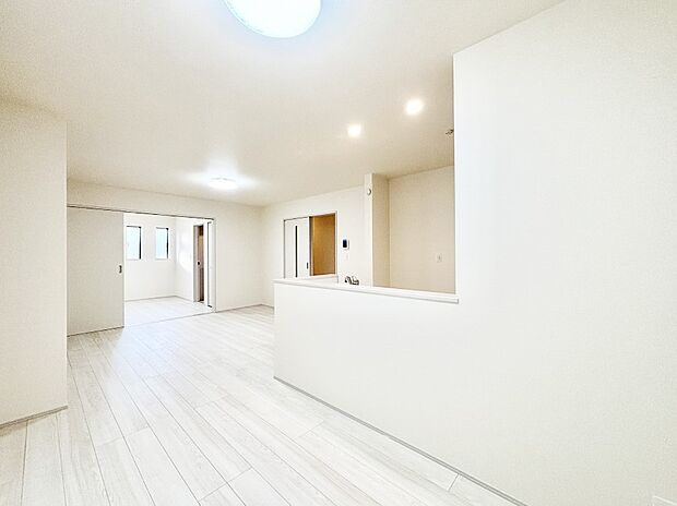 【ダイニング】隣接の洋室を開放すればさらに広々空間に