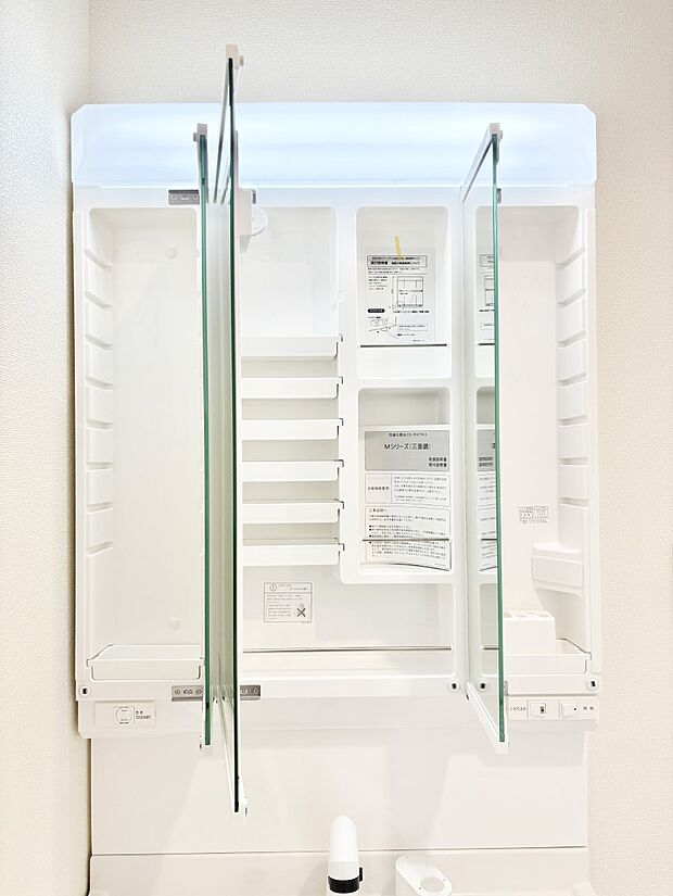 【その他設備(三面鏡裏収納)】三面鏡の裏に、化粧品や衛生用品などを収納可能。洗面台をすっきりと保ちます！