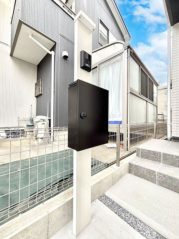 【その他現地】シンプルデザインのポスト。