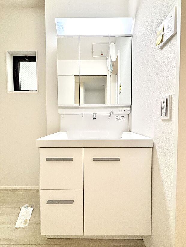 【洗面台・洗面所】大きく見やすい三面鏡で清潔感ある洗面台は、身だしなみチェックや肌のお手入れにおすすめです。