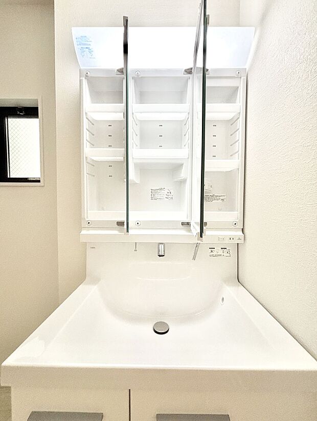 【その他設備(三面鏡裏収納)】三面鏡の裏に、化粧品や衛生用品などを収納可能。洗面台をすっきりと保ちます!