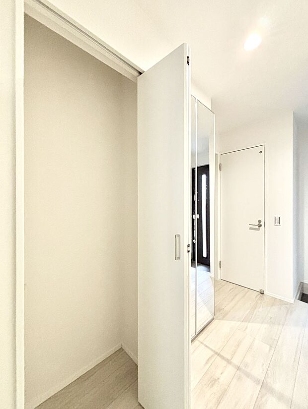 【その他設備(玄関ホール収納)】玄関ホール収納です。掃除道具やお出かけ用グッズの収納に便利です。