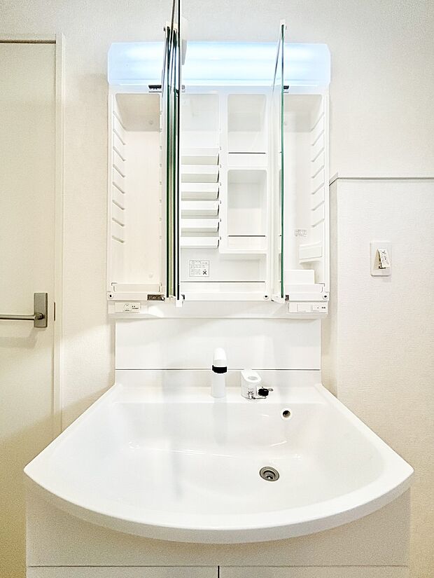 【その他設備(三面鏡裏収納)】三面鏡の裏に、化粧品や衛生用品などを収納可能。洗面台をすっきりと保ちます！