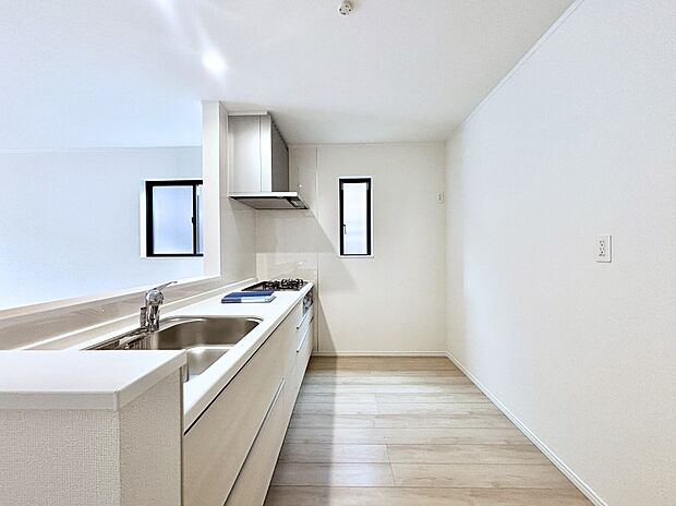 【ダイニングキッチン】爽やかな風が通り抜けるキッチン。窓があるので明るく換気にも役立ちます。