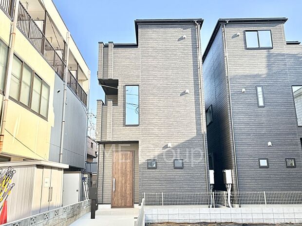 【現地外観写真】洗練された外観、上質な住空間が広がる室内は永く安心して過ごせる住居です。