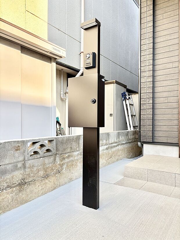 【その他現地】シンプルデザインのポスト。