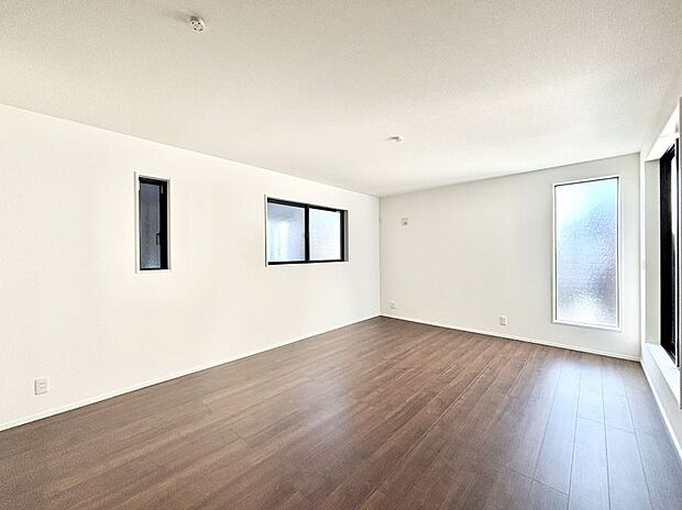 【リビングダイニング】明るい陽光が注ぎ、寛ぎの雰囲気に満たされるリビング・ダイニング。