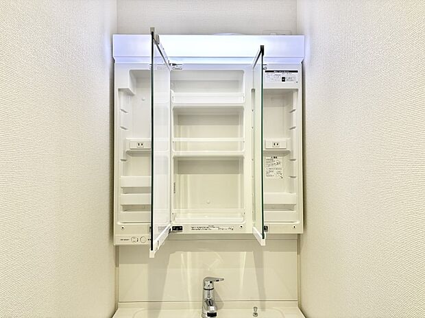 【その他設備(三面鏡裏収納)】三面鏡の裏に、化粧品や衛生用品などを収納可能。洗面台をすっきりと保ちます!