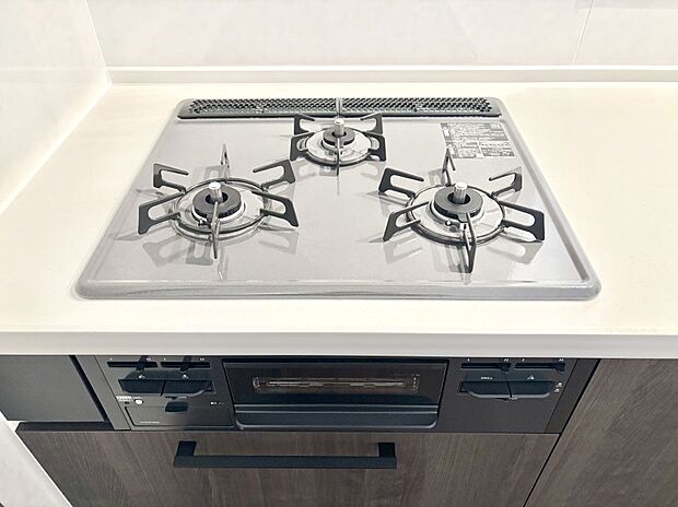 【その他設備(Siセンサーコンロ)】ガスコンロはSiセンサー搭載。火力調節や焦げ付き・消し忘れも防いでくれます。