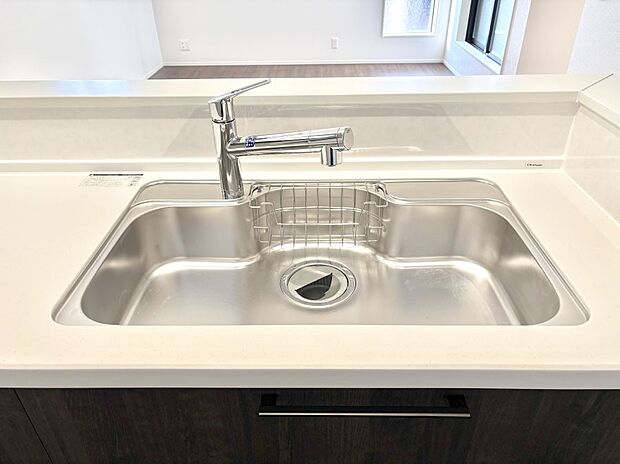 【その他設備(シンク)】広々としたシンクでお料理やお皿洗いもラクラク快適に!