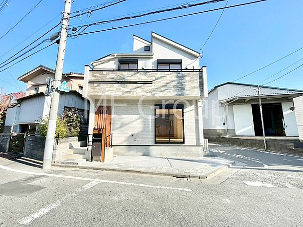 【現地外観写真】暮らしやすさと居心地の良さにこだわったシンプルで飽きのこないデザイン ！