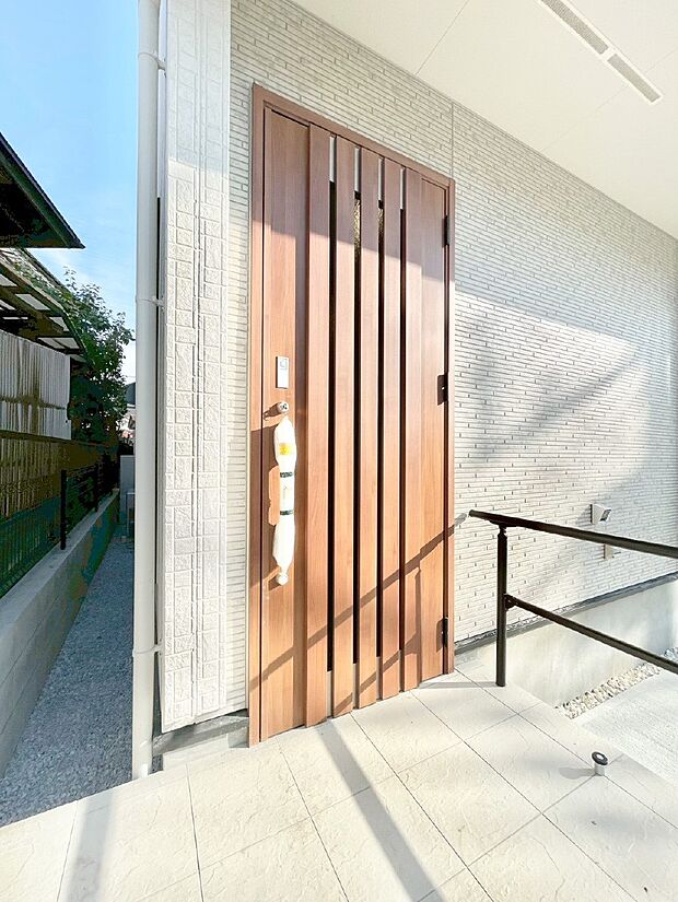 【玄関】大切な家族、来客を出迎える玄関。