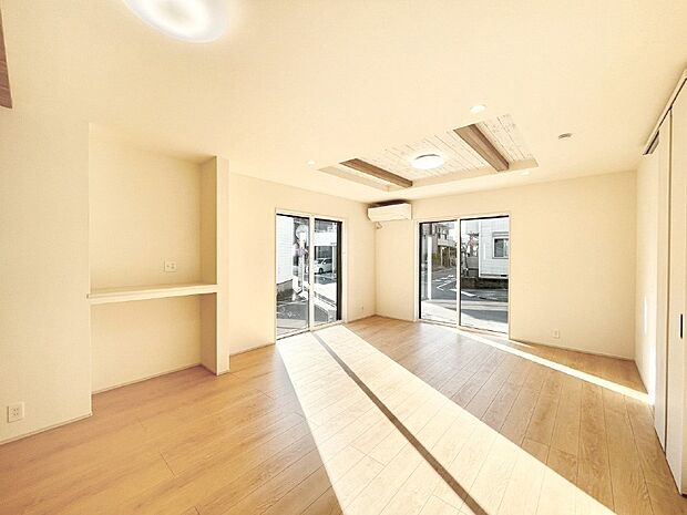 【ダイニング】明るい陽光が注ぎ、寛ぎの雰囲気に満たされるダイニング。   